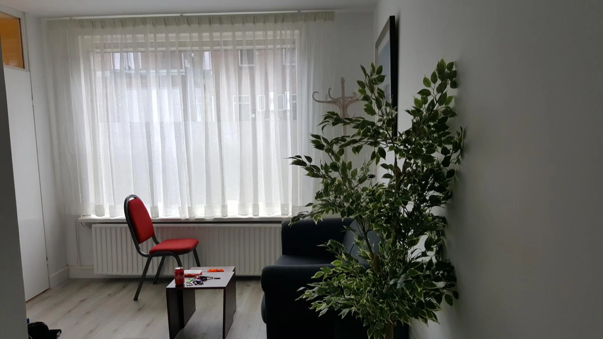 Chambre d'étudiant à  avec espace d'étude et installations communes