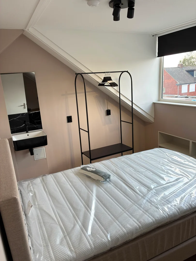Zimmer in Studentenwohnung in  zu vermieten, voll möbliert