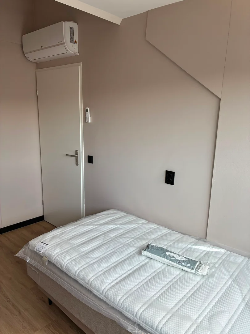 Studentenzimmer in  mit Arbeitsbereich und Gemeinschaftseinrichtungen