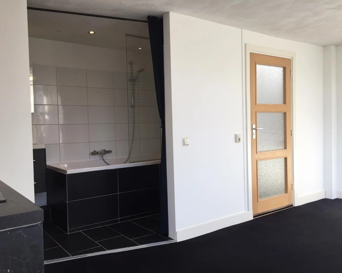 Chic studio apartment near campus in 