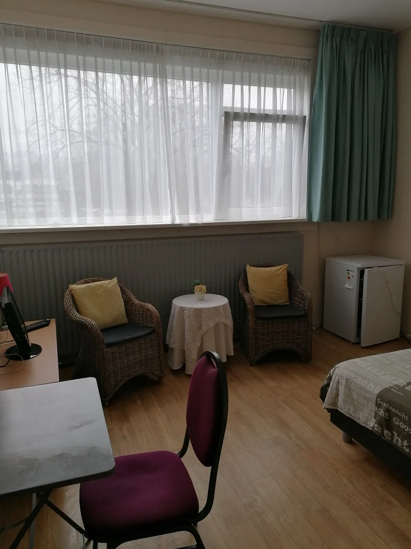 Chambre d'étudiant à  avec espace d'étude et installations communes