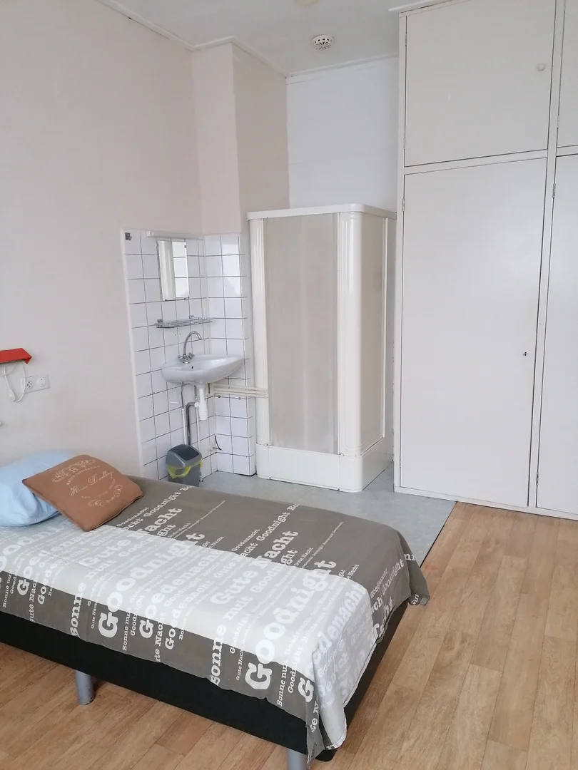 Chambre d'étudiant à  avec espace d'étude et installations communes