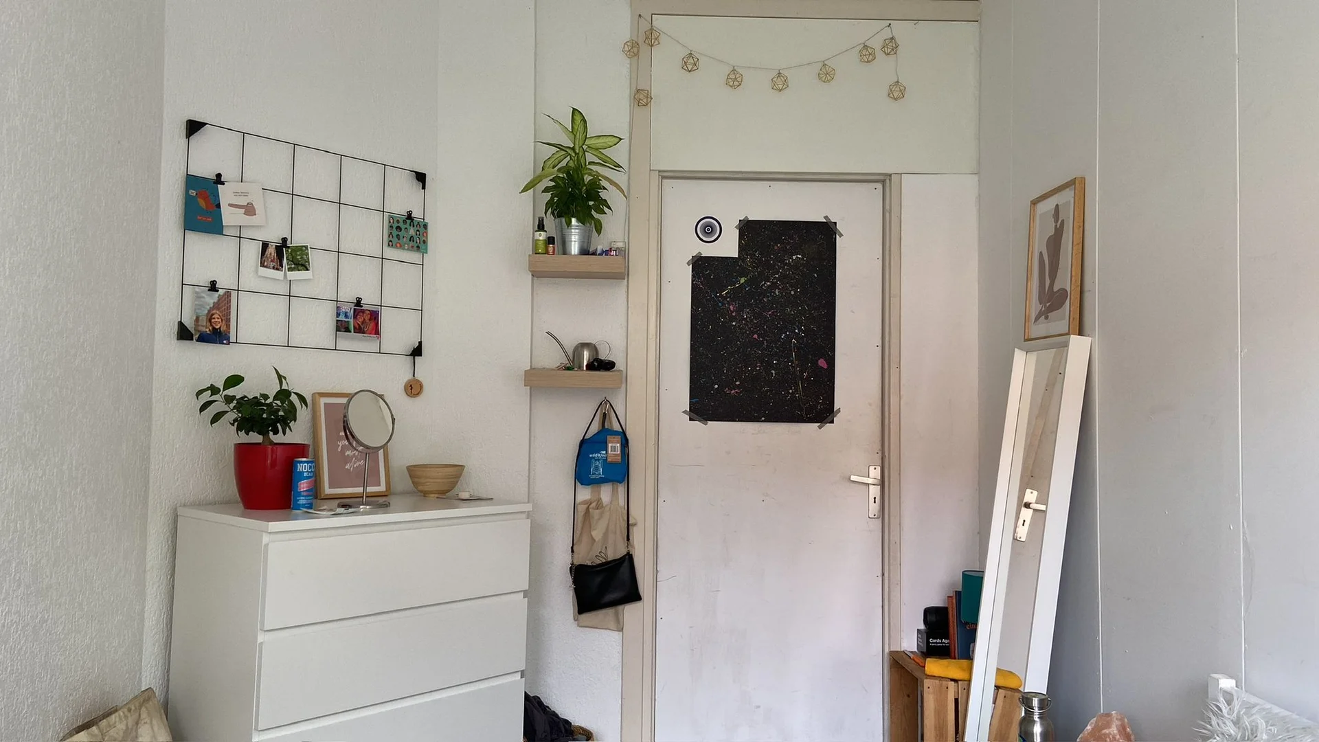 Functional student room perfect for studying in 