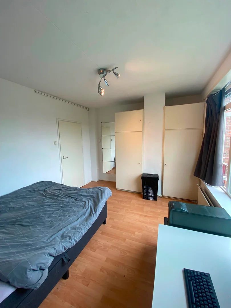 Bright and airy student room with easy university access in 