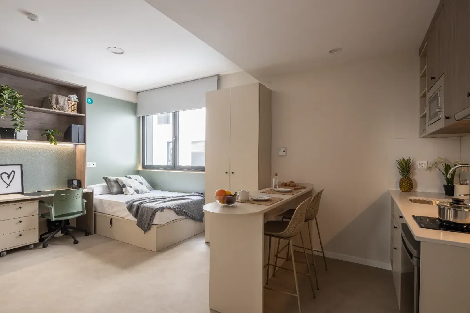 Habitación estudiantil luminosa y aireada con fácil acceso a la universidad en 