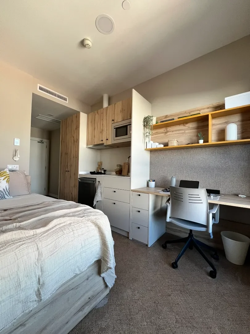 Chambre d'étudiant lumineuse et aérée avec accès facile à l'université dans 