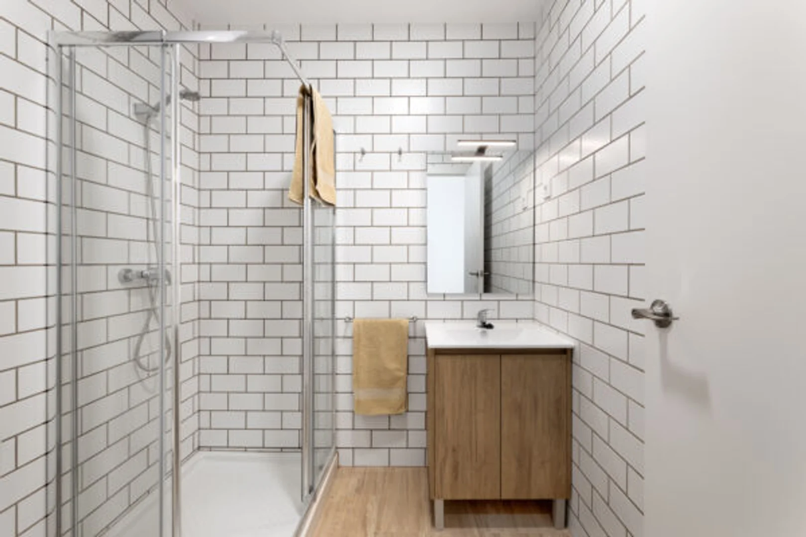 Habitación estudiantil amplia y cómoda en 