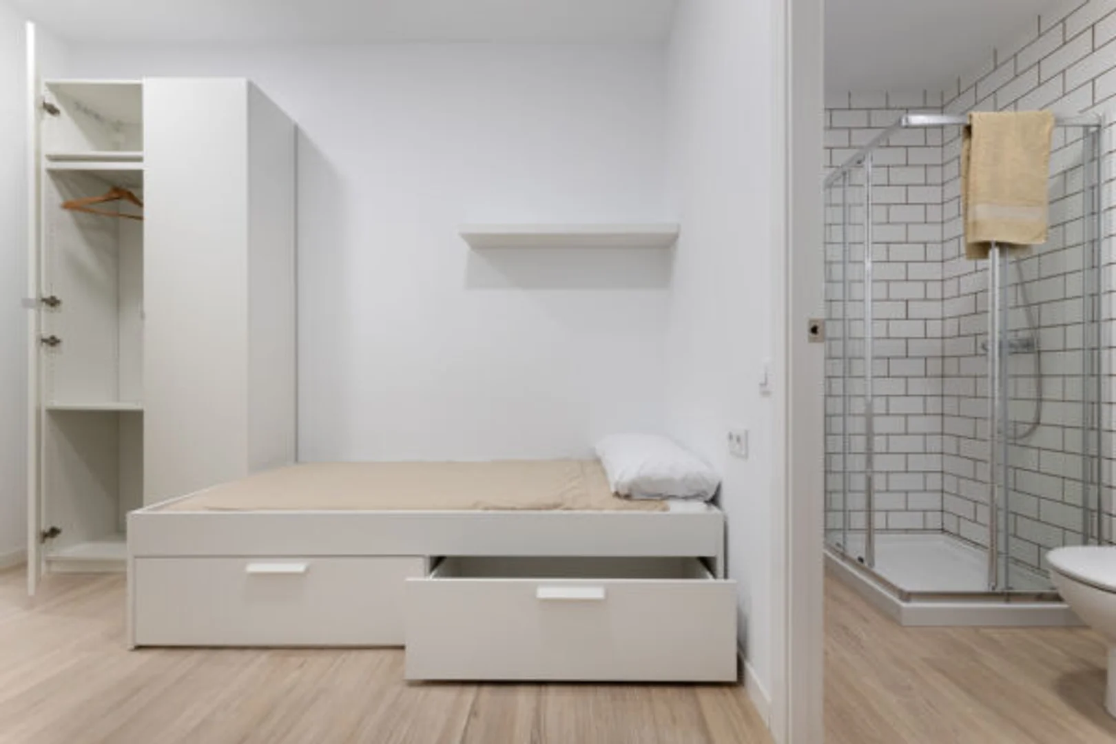 Habitación estudiantil funcional perfecta para estudiar en 