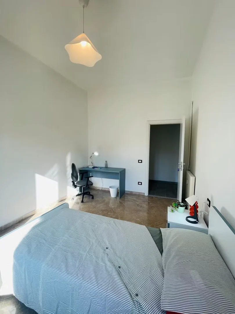 Studentenzimmer in  mit Arbeitsbereich und Gemeinschaftseinrichtungen
