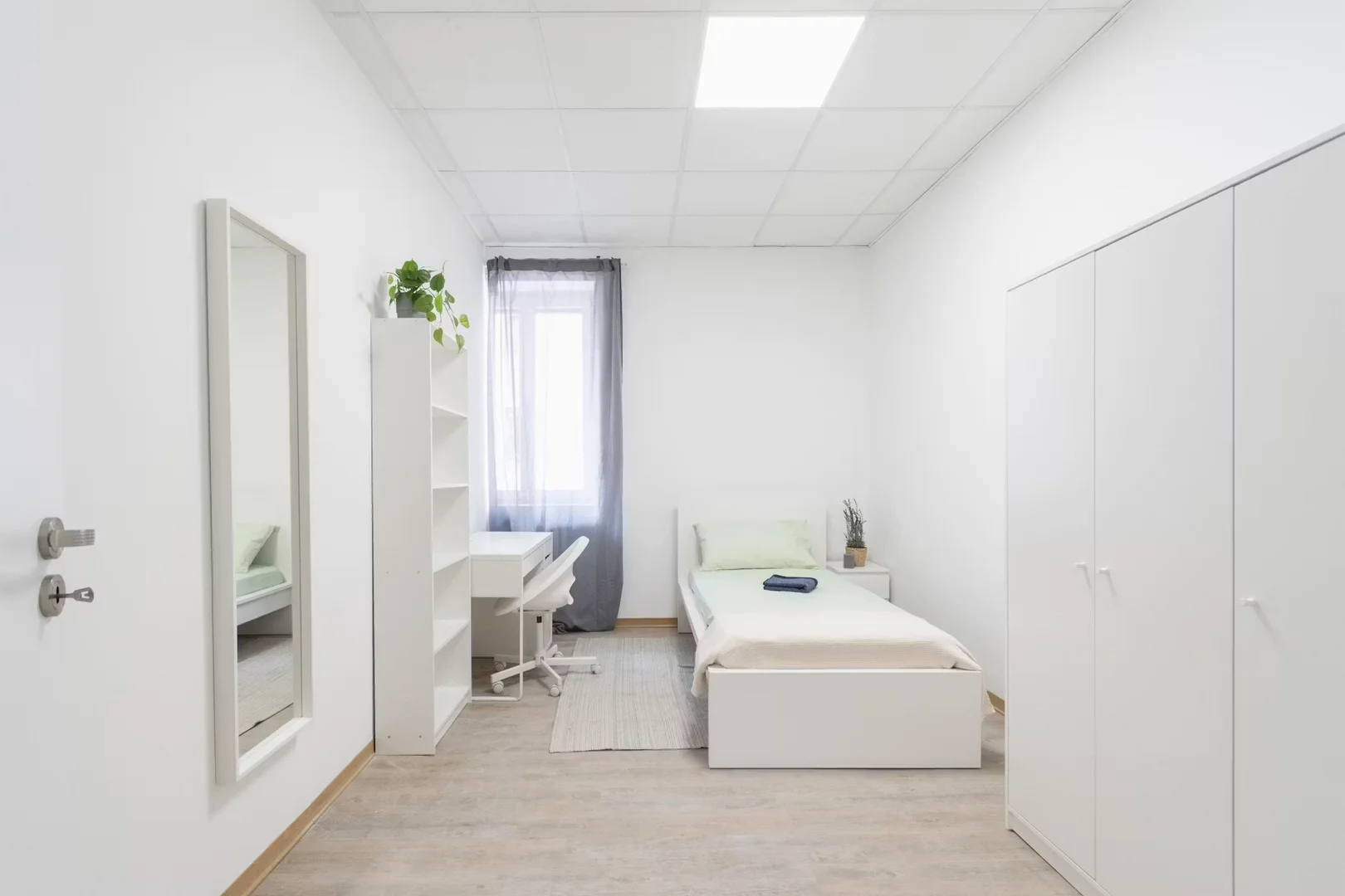 Habitación estudiantil funcional perfecta para estudiar en 
