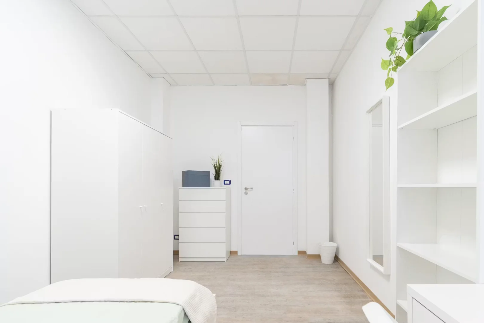 Habitación estudiantil luminosa y aireada con fácil acceso a la universidad en 