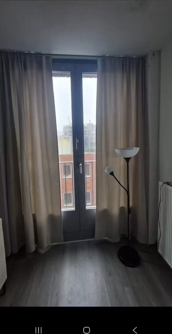 Habitación estudiantil amplia y cómoda en 