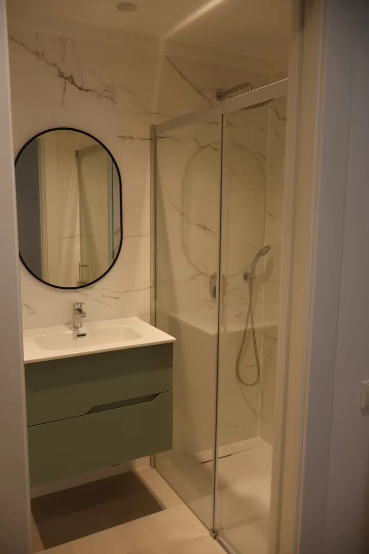 Quarto de estudante em  com área de estudo e instalações partilhadas