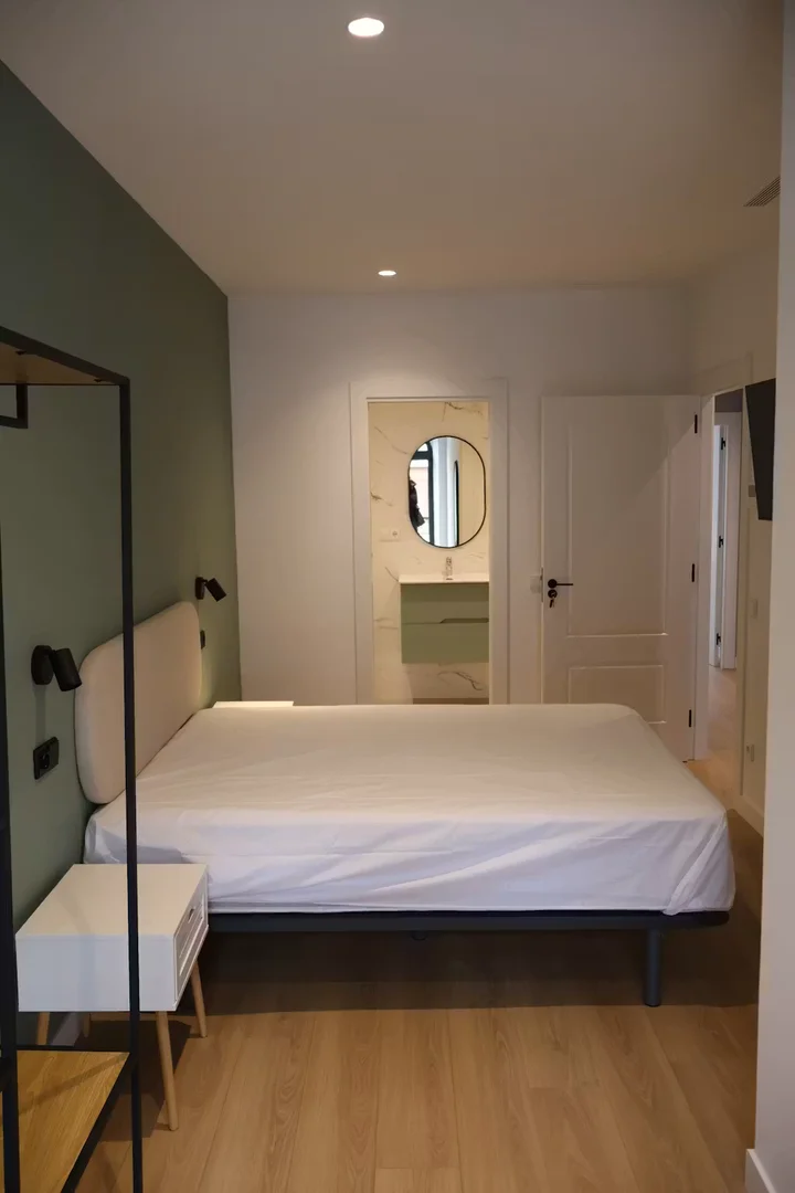Quarto de estudante confortável e espaçoso em 