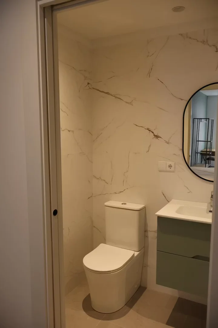 Quarto de estudante em  com área de estudo e instalações partilhadas