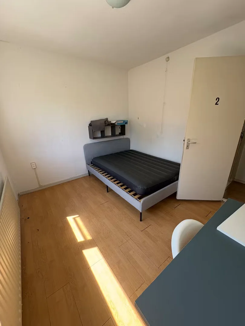 'de öğrenci dairesinde, tamamen mobilyalı kiralık oda