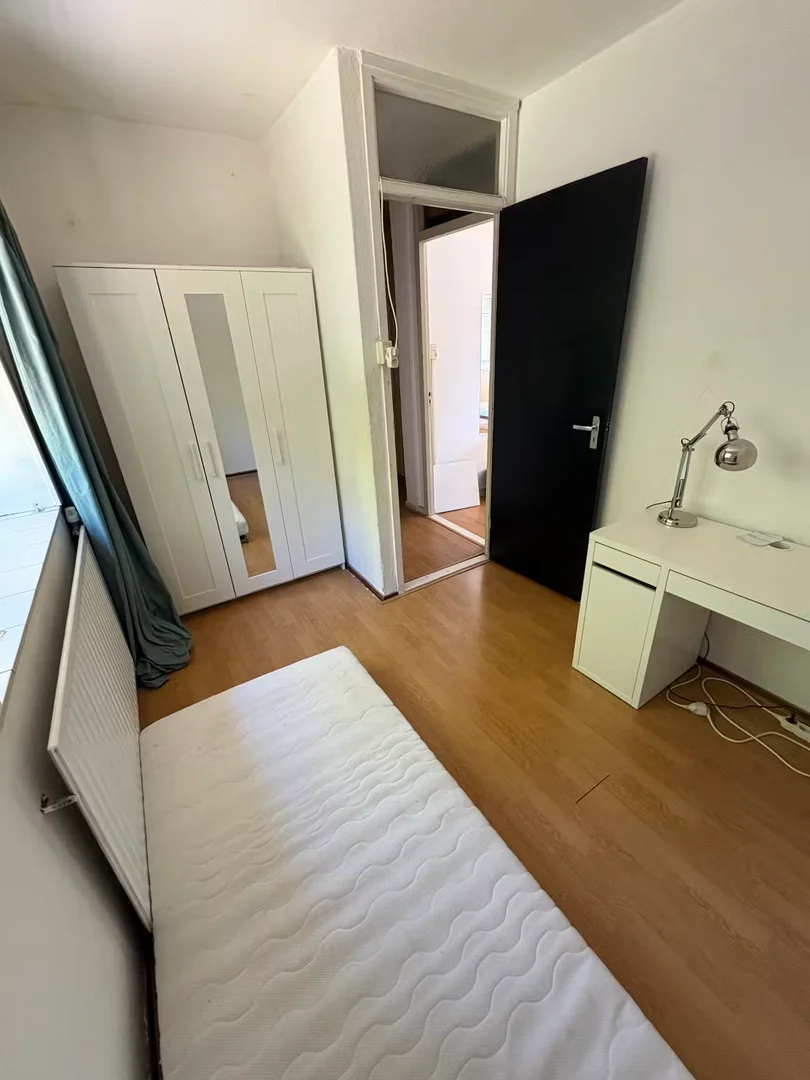 'de öğrenci dairesinde, tamamen mobilyalı kiralık oda