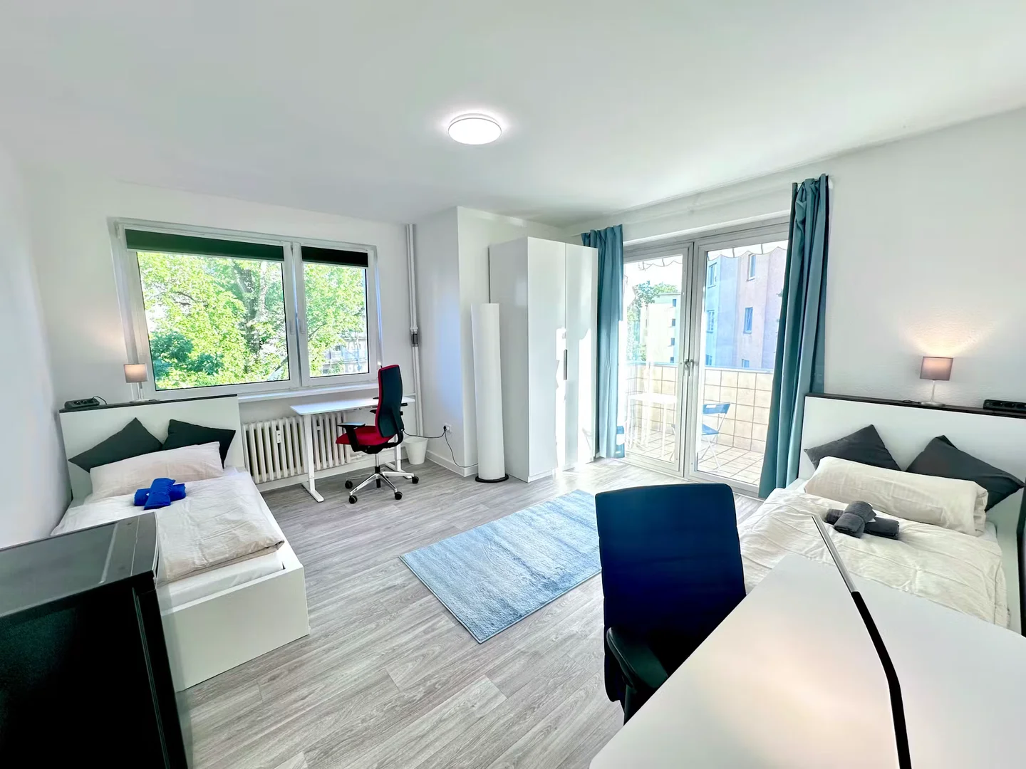 Studentenzimmer in  mit Arbeitsbereich und Gemeinschaftseinrichtungen
