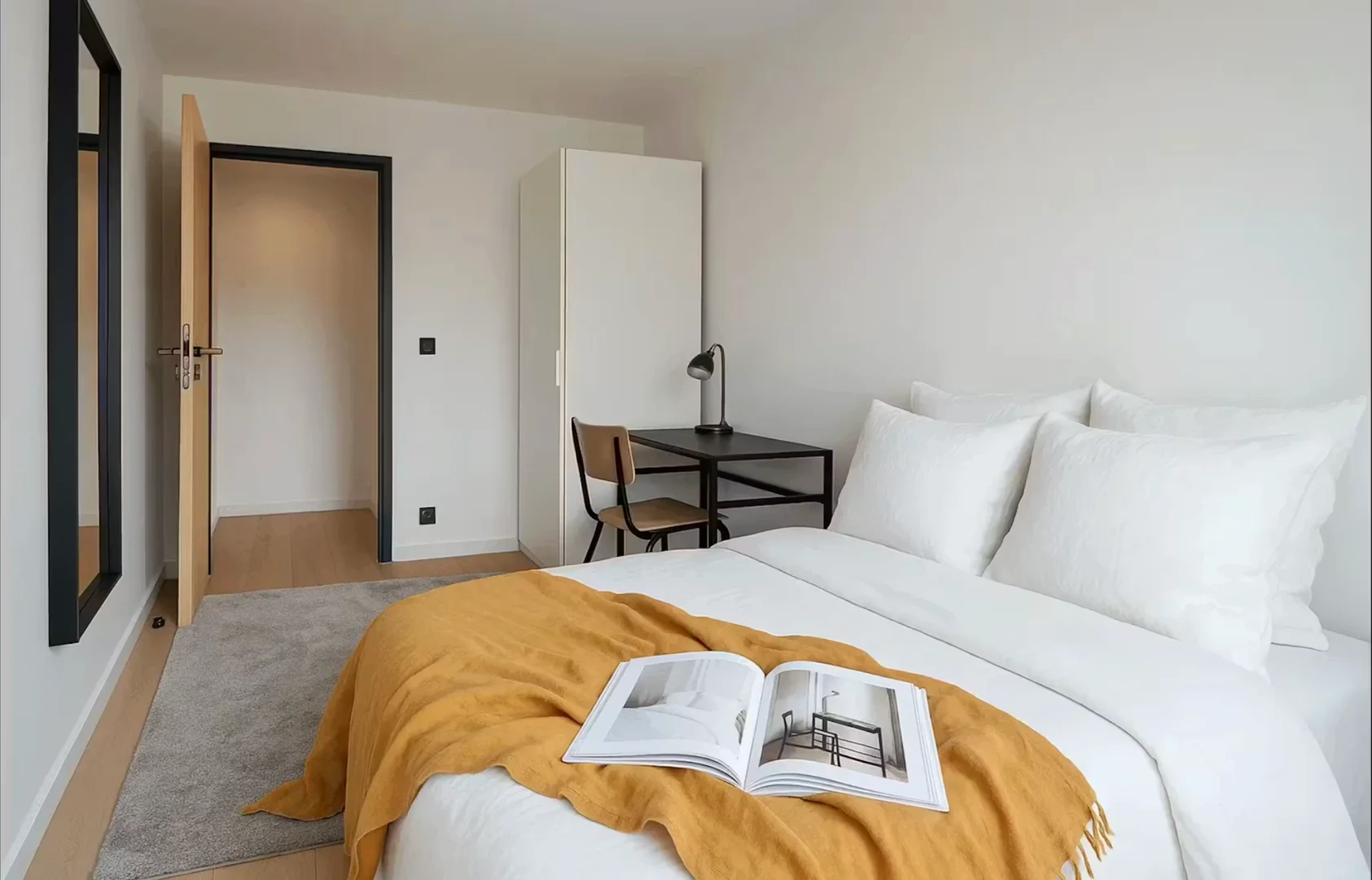 Bright and airy student room with easy university access in 