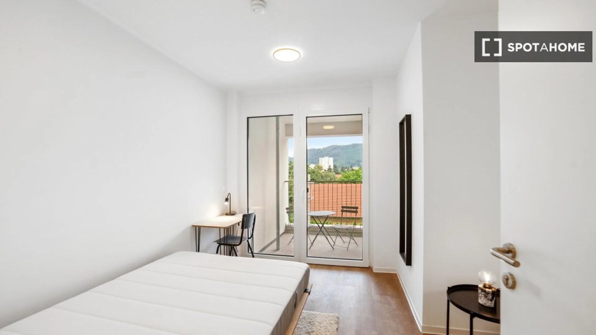 Chambre confortable pour étudiants disponible dans 