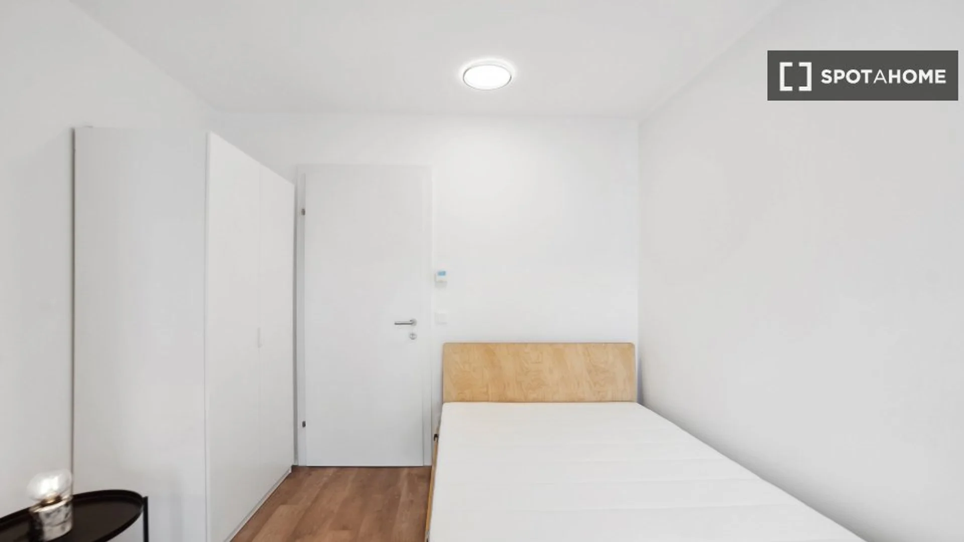 Chambre d'étudiant à  avec espace d'étude et installations communes
