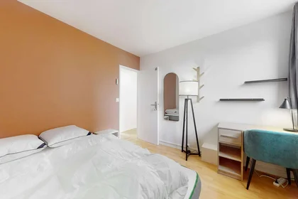 Habitación en alquiler con cama doble {area}