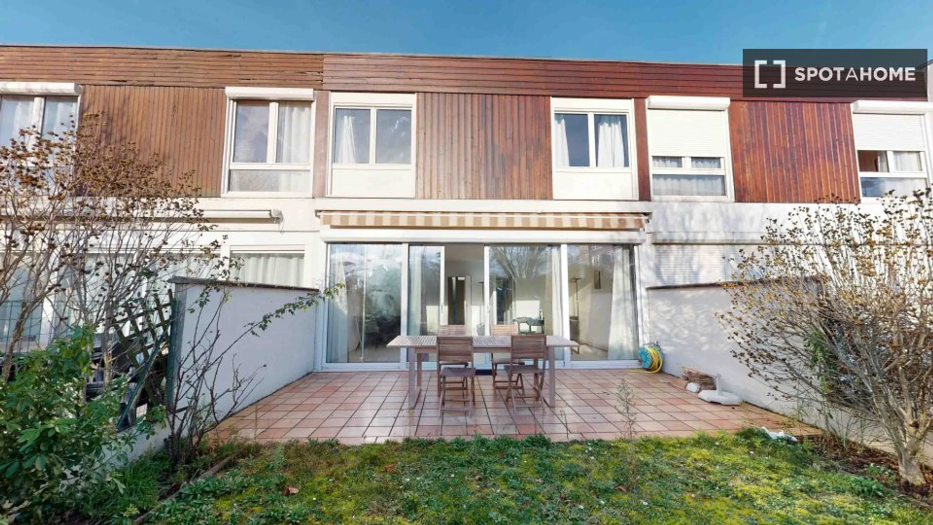 Quarto de estudante económico com localização conveniente em 