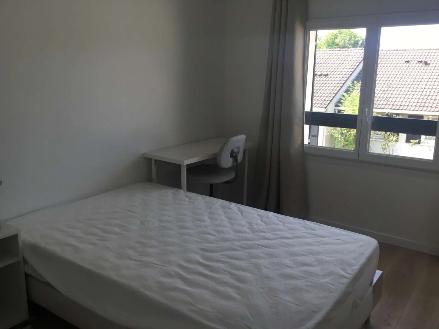 Habitación estudiantil amplia y cómoda en 