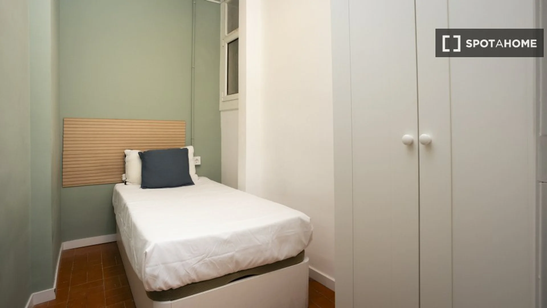 Chambre conviviale pour les étudiants dans  avec des équipements modernes
