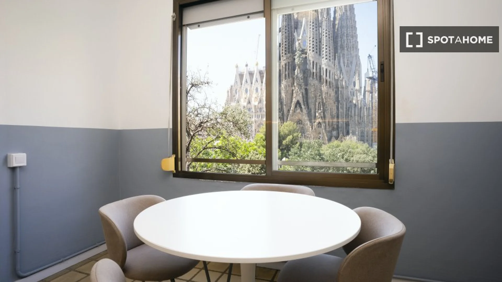 Chambre d'étudiant à  avec espace d'étude et installations communes