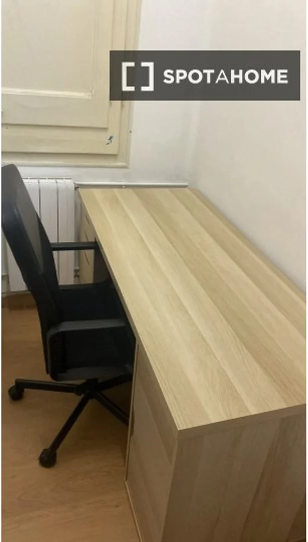 Habitación estudiantil amplia y cómoda en 