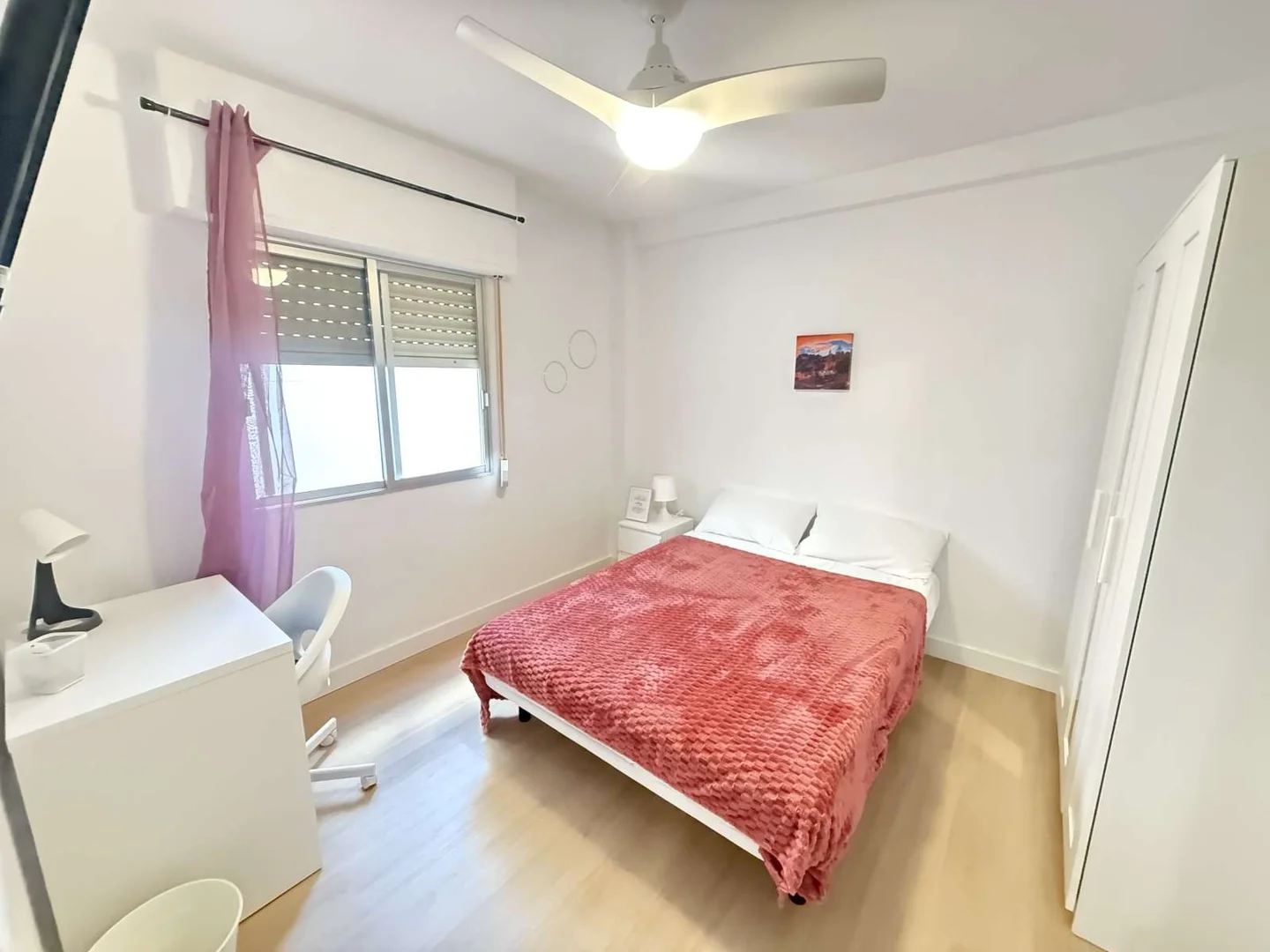 Habitación estudiantil funcional perfecta para estudiar en 