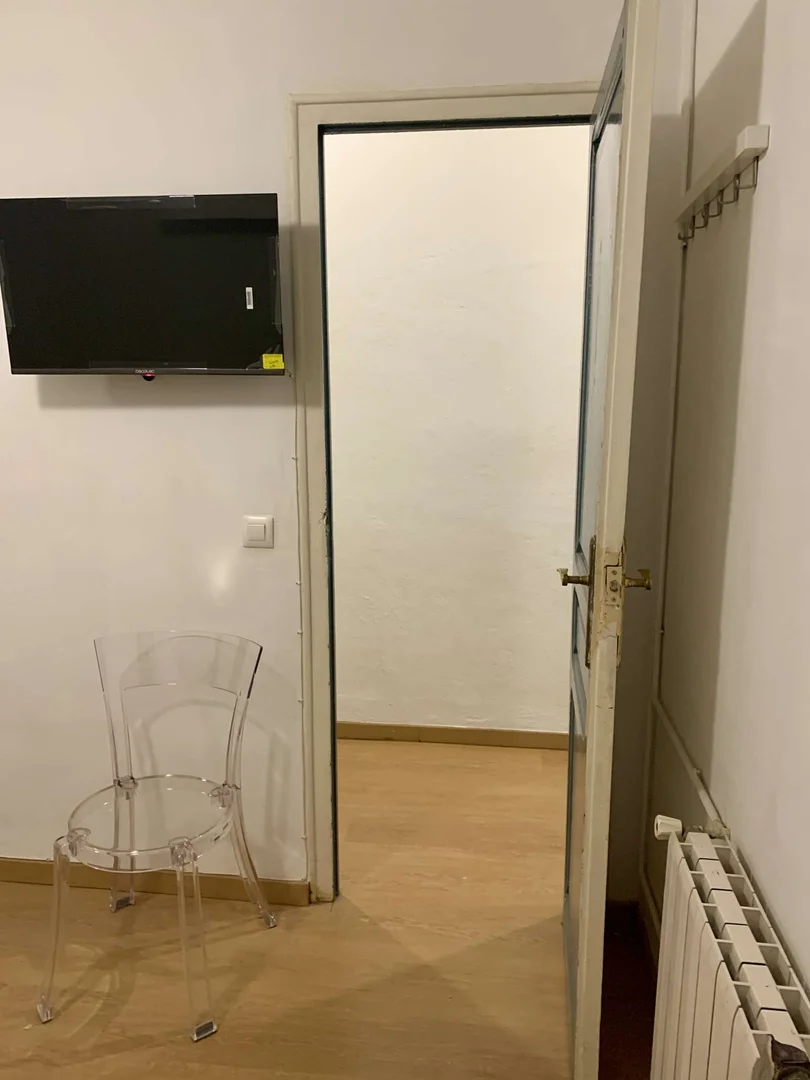 'da çalışma alanı ve ortak tesisler bulunan öğrenci odası