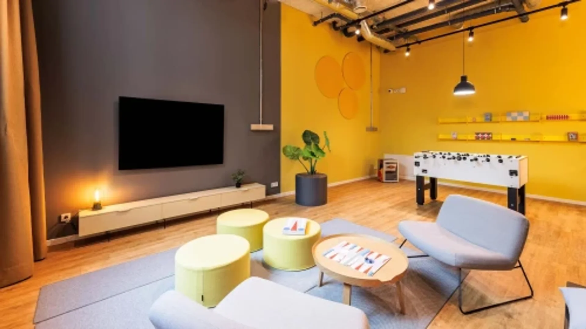 Quarto acessível para estudantes com iluminação ampla em 