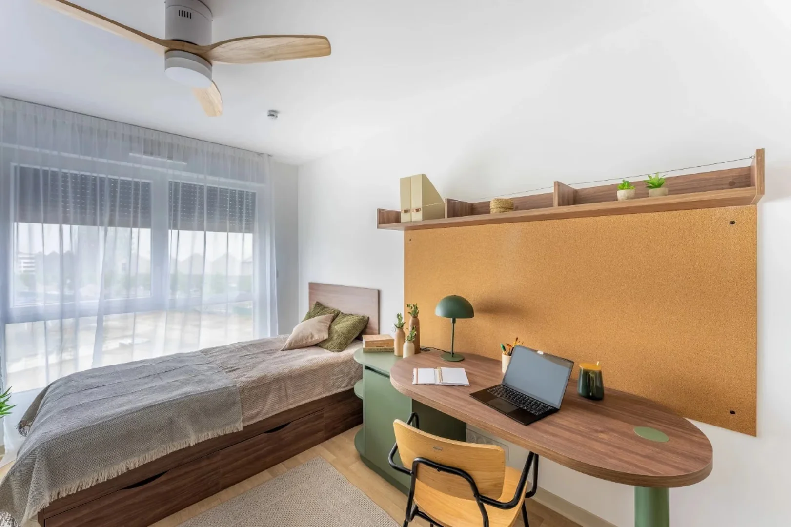 'de etkili düzene sahip minimalist öğrenci stüdyosu