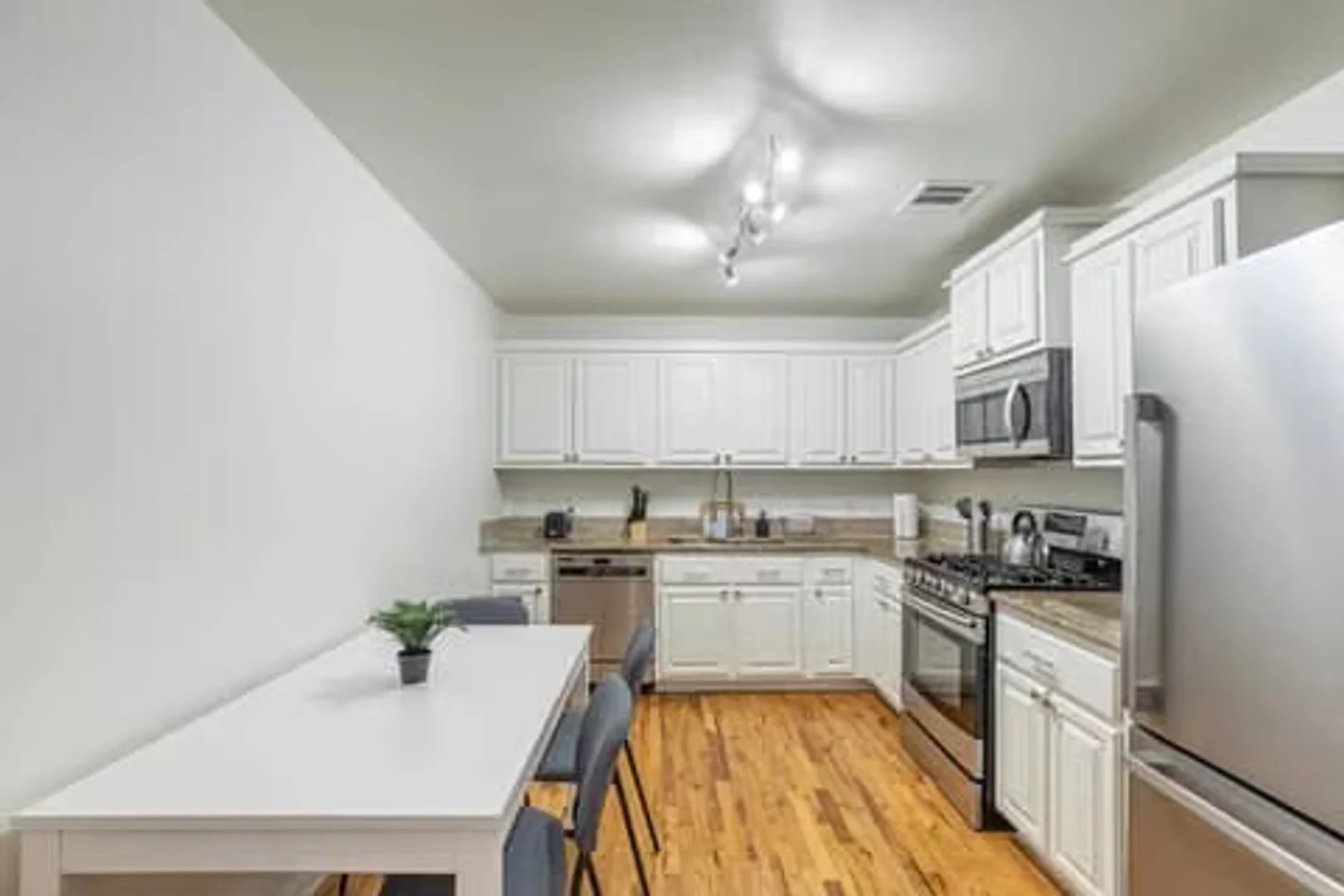 Economical student room with convenient location in