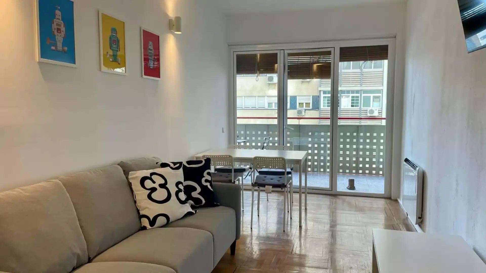Habitación estudiantil luminosa y aireada con fácil acceso a la universidad en 