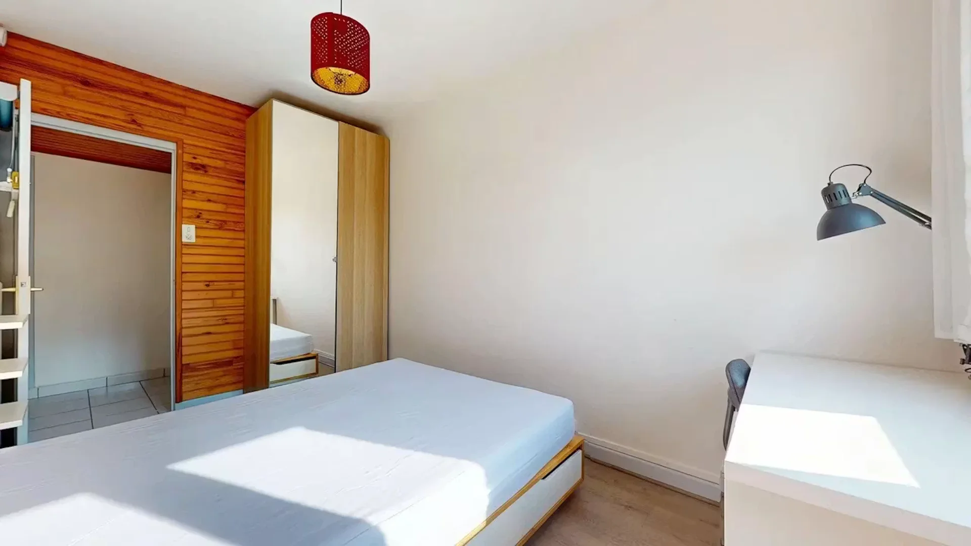 bölgesinde uygun konuma sahip ekonomik öğrenci odası