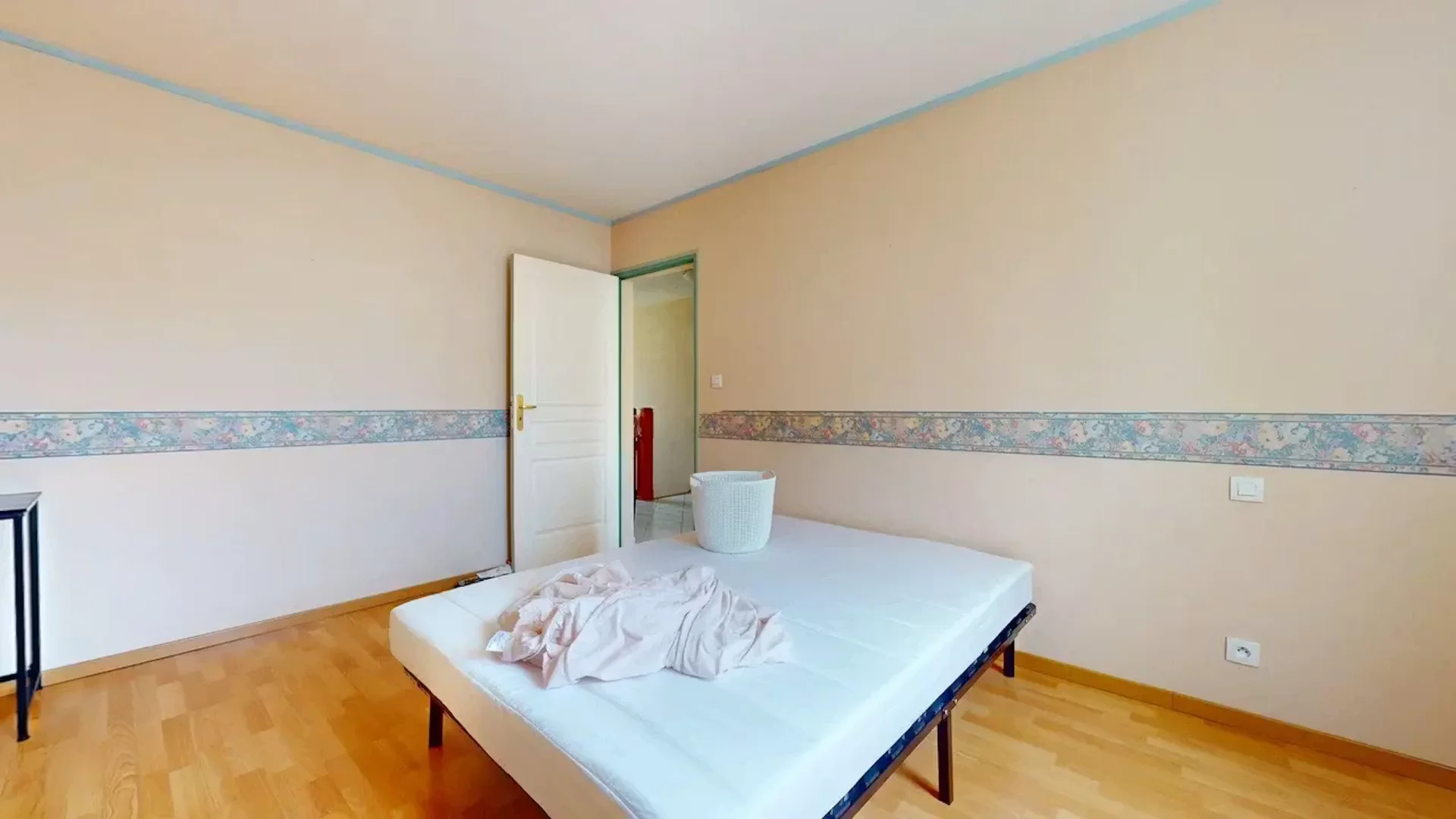 Zimmer in Studentenwohnung in  zu vermieten, voll möbliert