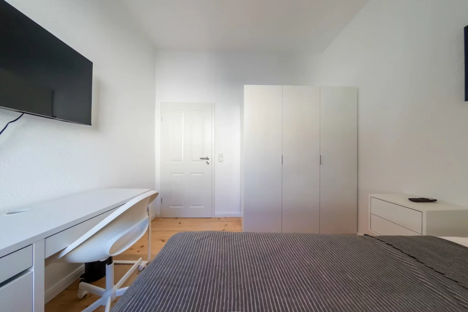 Funktionelles Studentenzimmer perfekt zum Studieren in