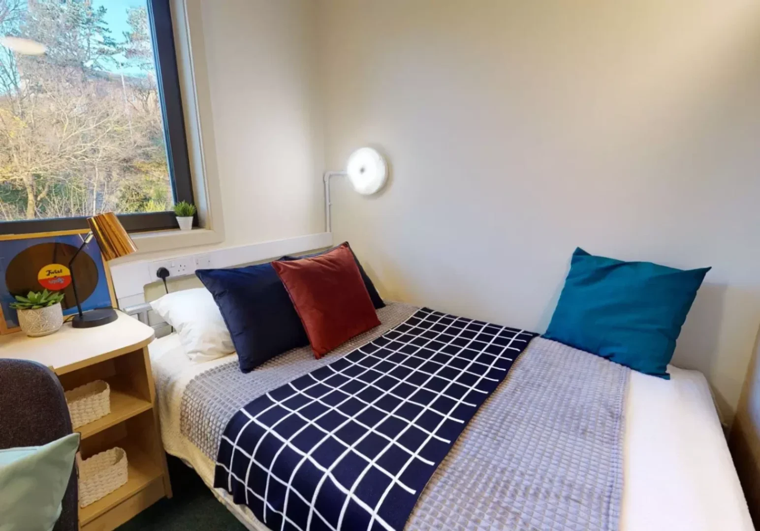 Habitación estudiantil funcional perfecta para estudiar en