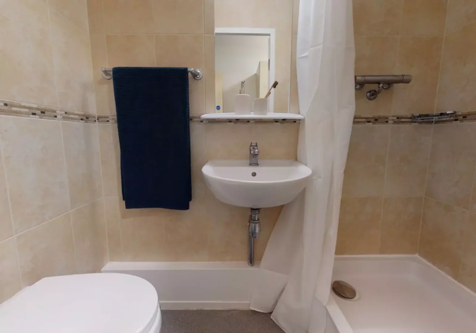 Habitación estudiantil amplia y cómoda en