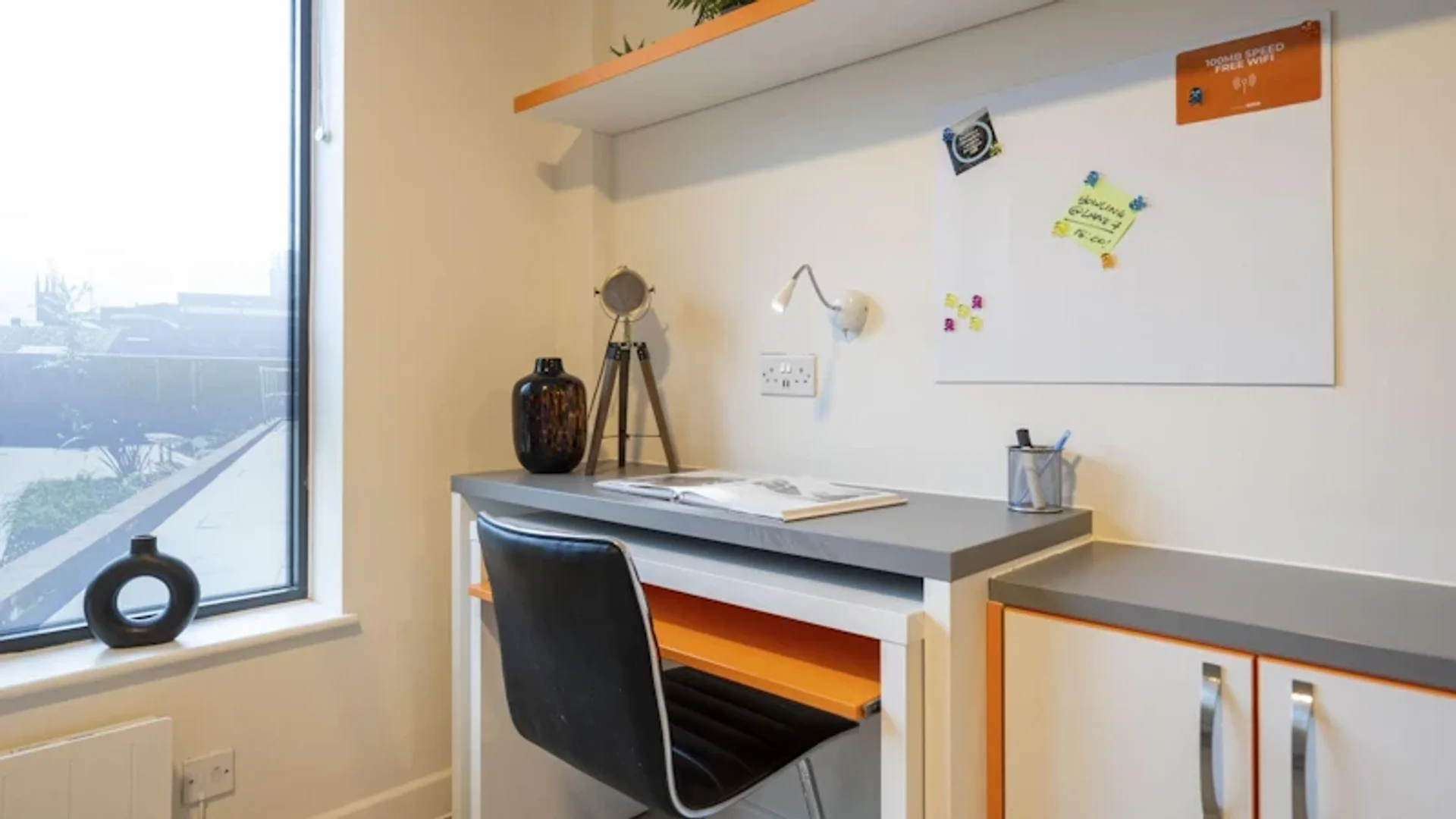 Moderno estudio para estudiantes con todas las comodidades en