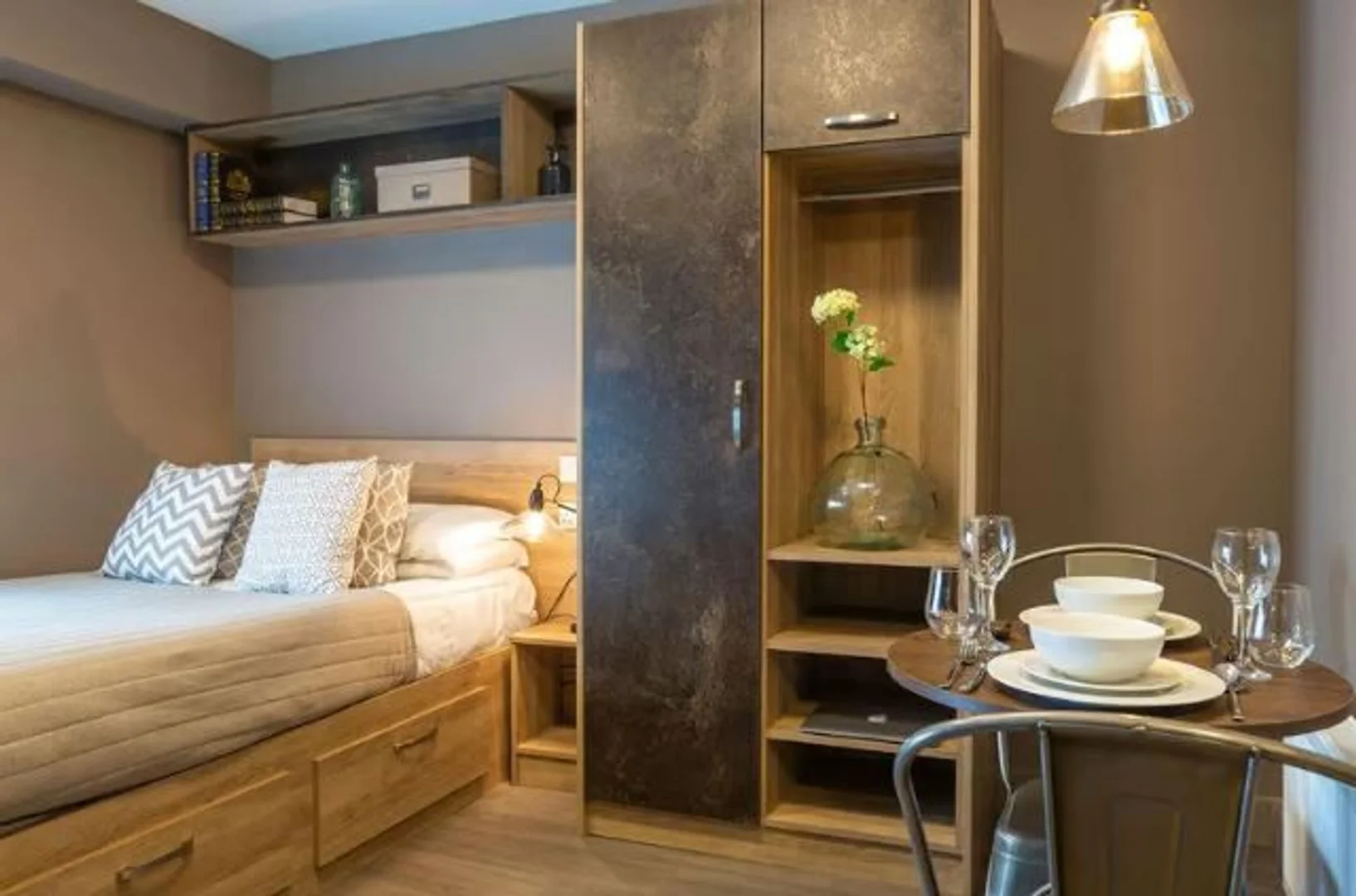 Apartamento estúdio acessível com características essenciais em 