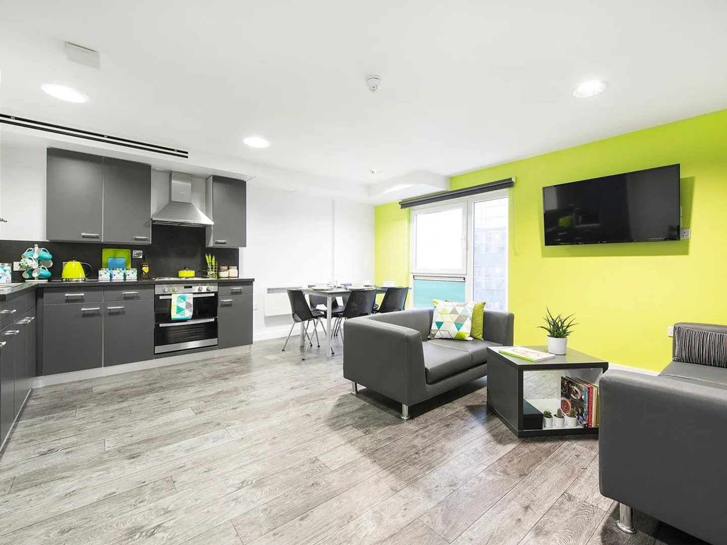Quarto acessível para estudantes com iluminação ampla em 
