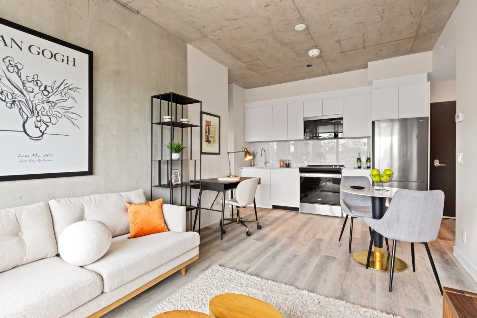 Chambre d'étudiant à  avec espace d'étude et installations communes