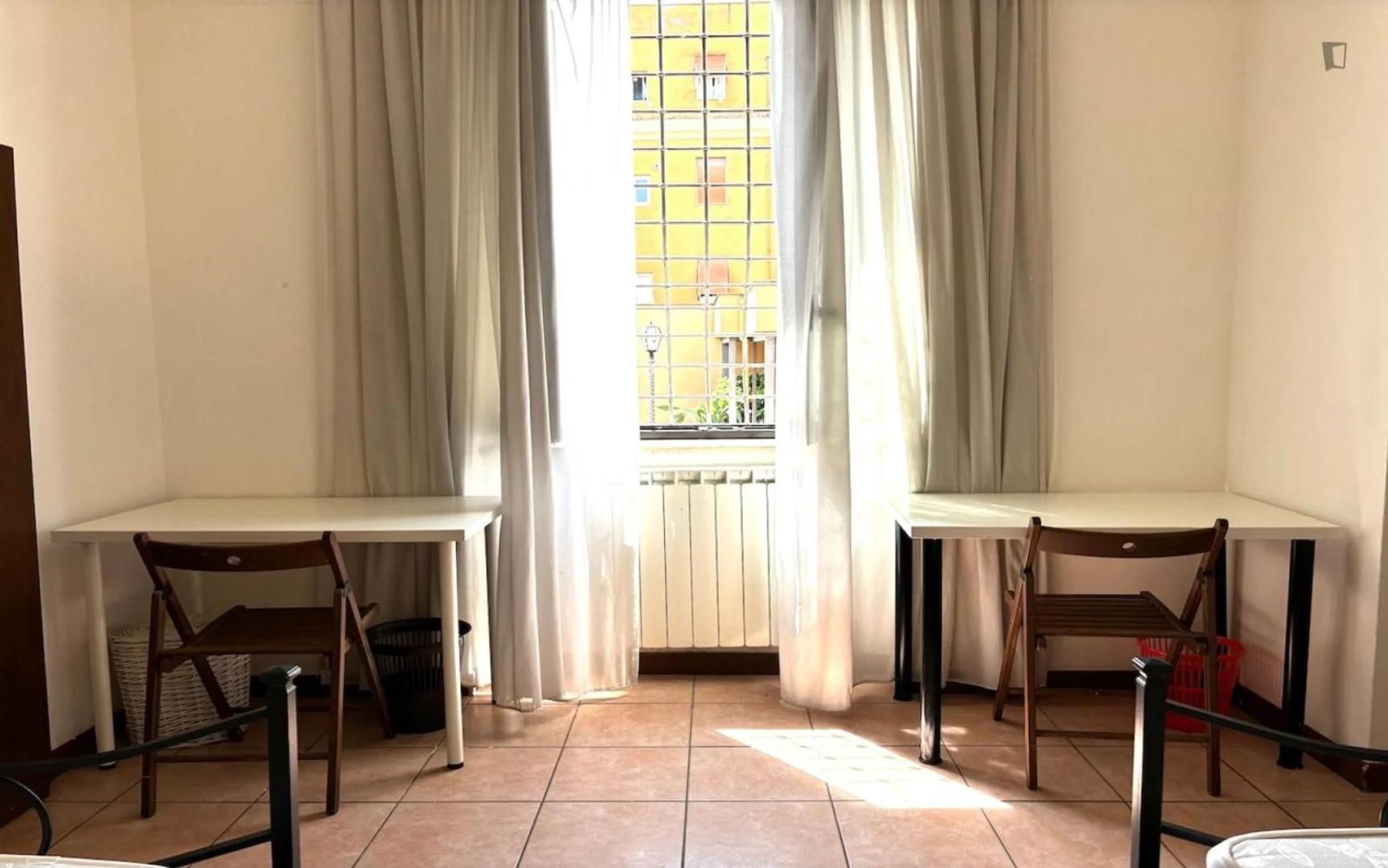 Chambre conviviale pour les étudiants dans  avec des équipements modernes