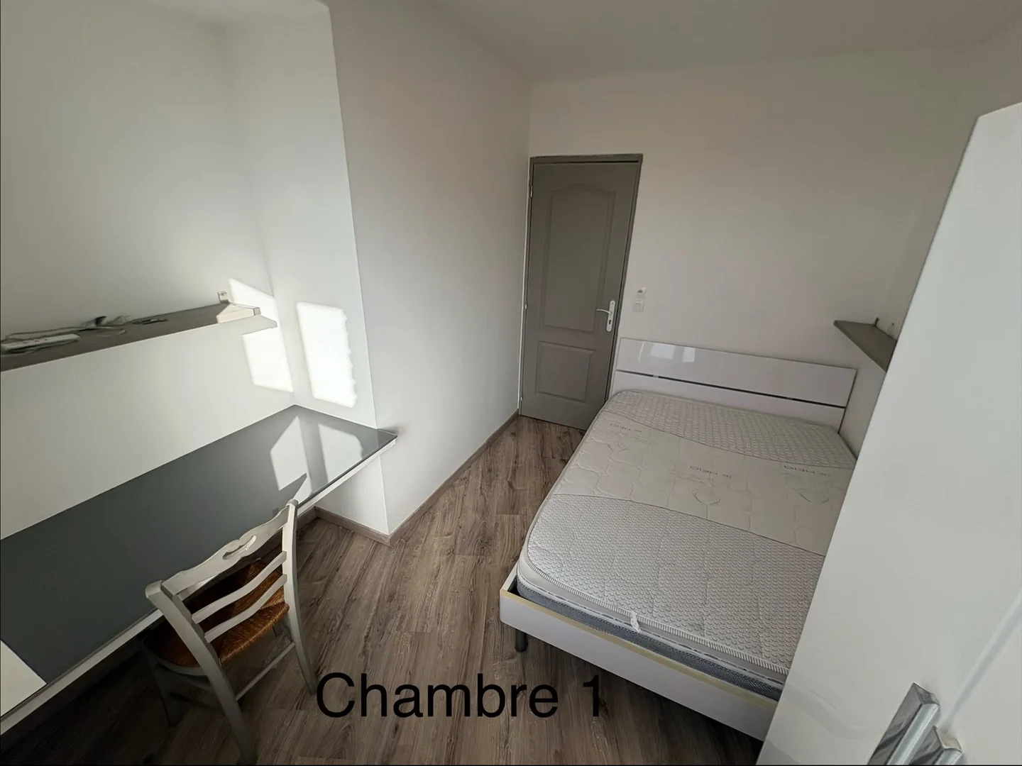 Quarto de estudante económico com localização conveniente em 