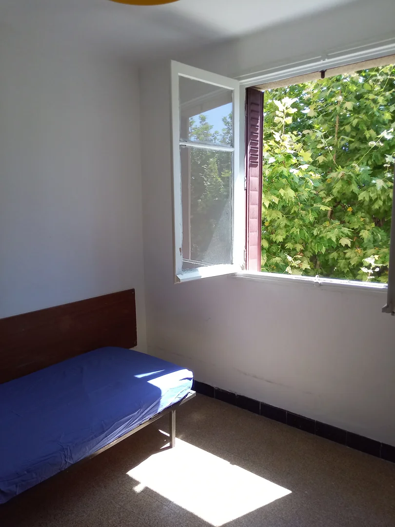Habitación estudiantil amplia y cómoda en 