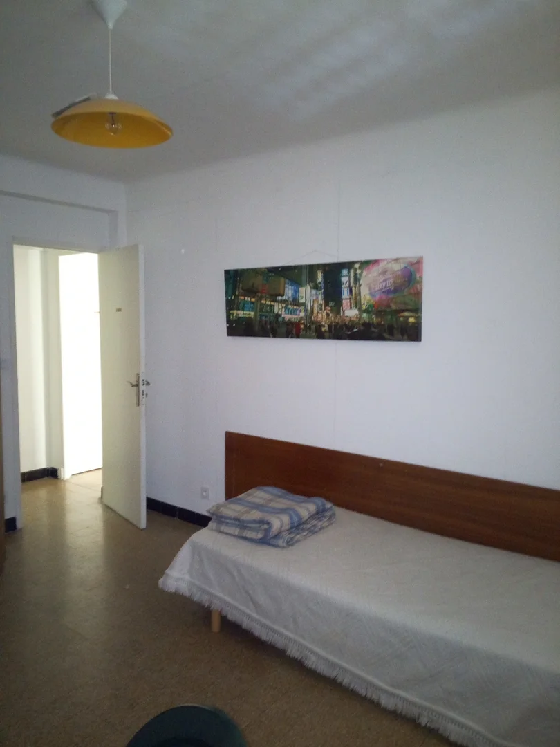 Habitación estudiantil funcional perfecta para estudiar en 